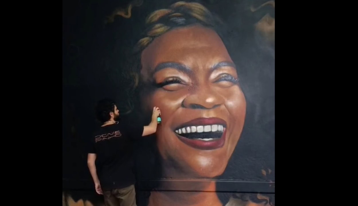 Zezé Motta se emociona com homenagem em mural de escola estadual em São Bernardo