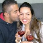 Feminicídio ocorreu após crise de ciúmes no bairro Cooperativa; o suspeito, Sidnei Rosa Lopes, fugiu logo após efetuar o disparo contra a vítima.