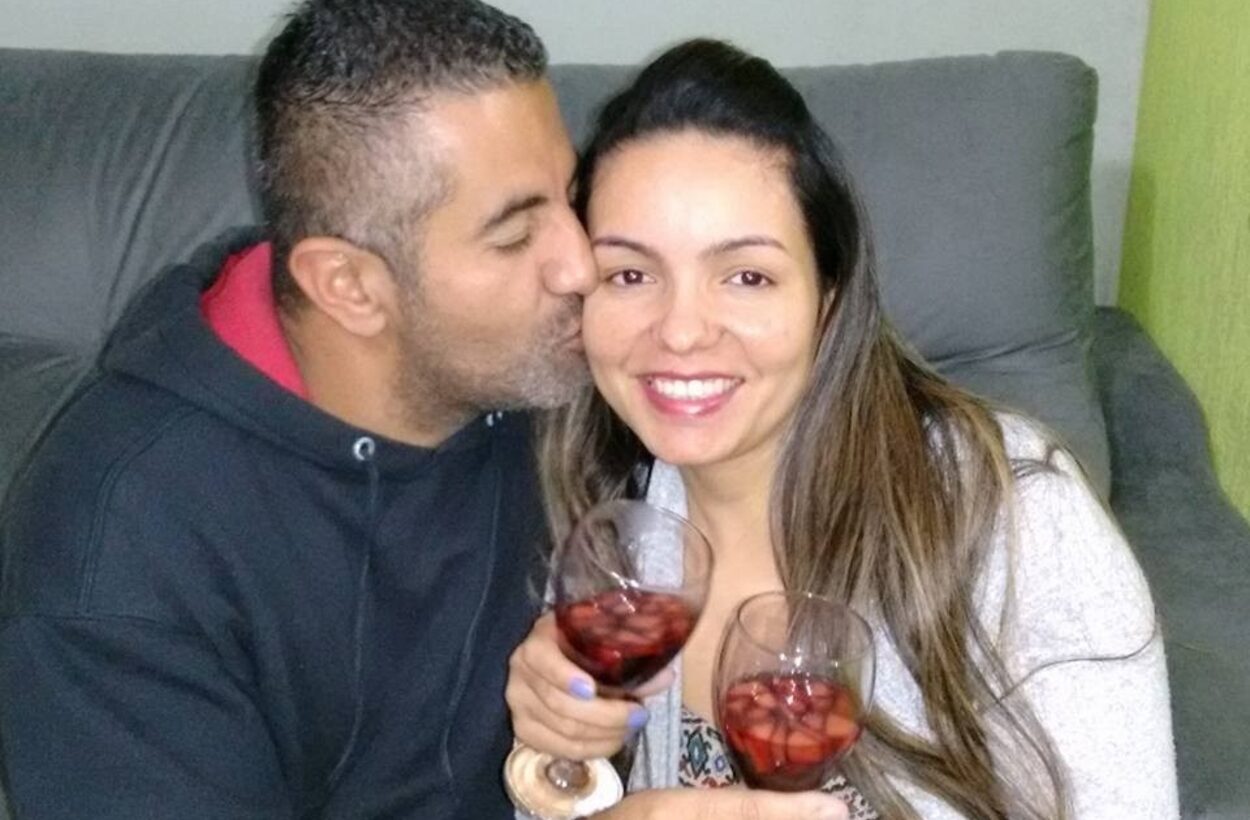 Feminicídio ocorreu após crise de ciúmes no bairro Cooperativa; o suspeito, Sidnei Rosa Lopes, fugiu logo após efetuar o disparo contra a vítima.