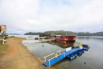 Prainha do Riacho Grande recebe R$ 28 milhões para obras e Tarcísio prevê triplicar número de turistas