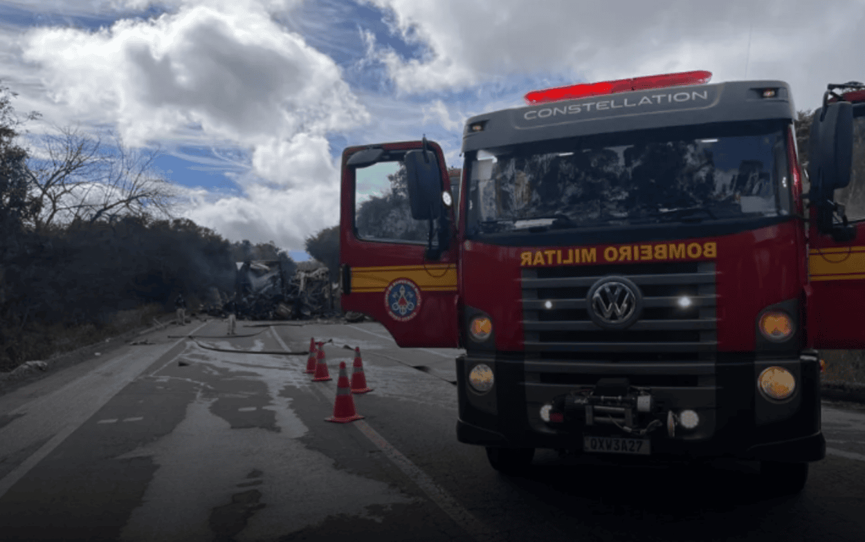 Veículo transportava 18 pessoas rumo a Sergipe quando colidiu de frente com uma carreta na BR-251; dez feridos foram socorridos