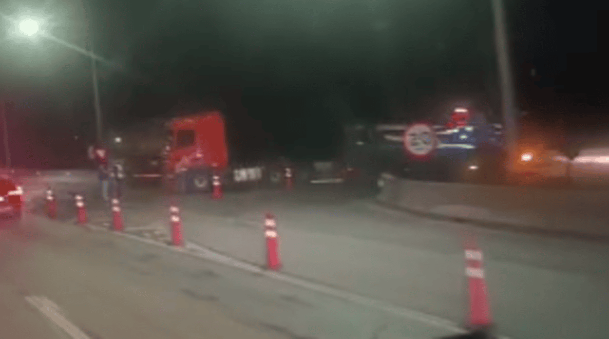 Colisão com carretas interdita retorno no rodoanel em SP