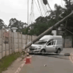 Carro bate em poste e interdita via na cooperativa, em São Bernardo