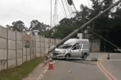Carro bate em poste e interdita via na cooperativa, em São Bernardo