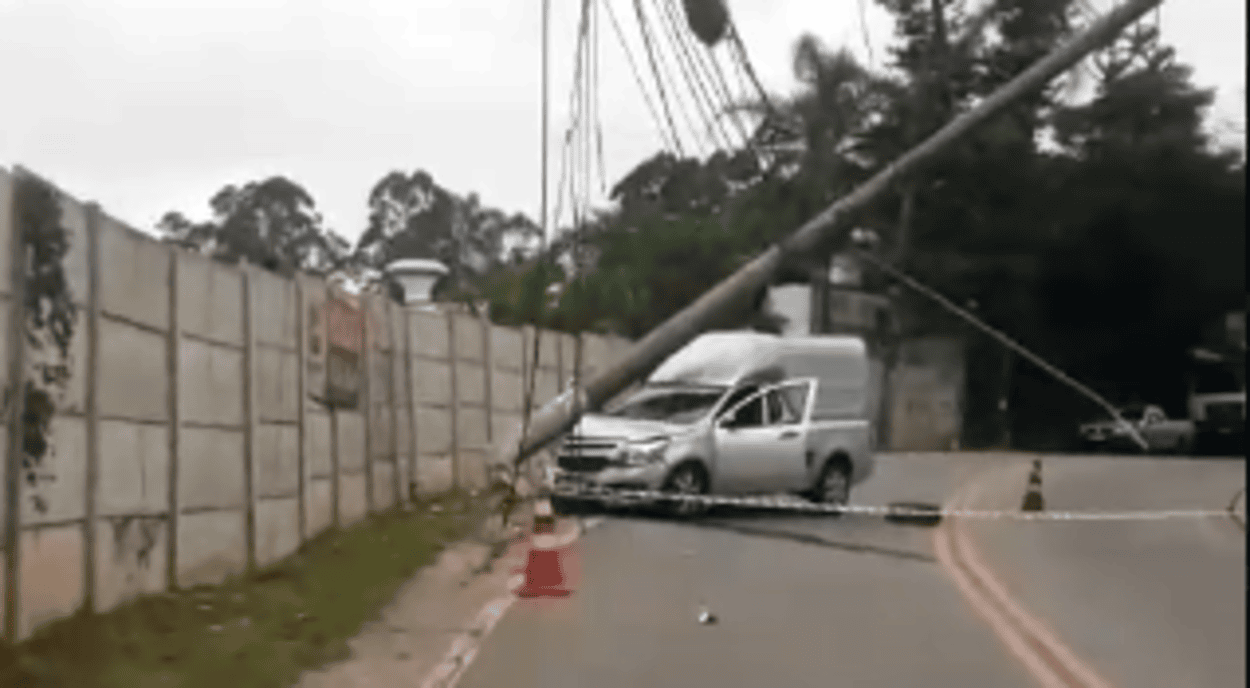 Carro bate em poste e interdita via na cooperativa, em São Bernardo