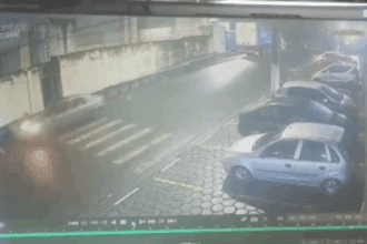 Vídeo mostra carro batendo em motos estacionadas em Diadema; vítima pede ajuda