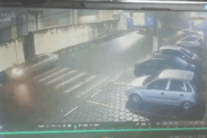 Vídeo mostra carro batendo em motos estacionadas em Diadema; vítima pede ajuda