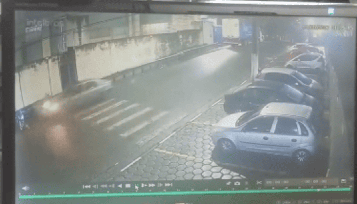 Vídeo mostra carro batendo em motos estacionadas em Diadema; vítima pede ajuda