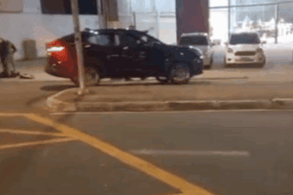 Motociclista fica ferido em acidente com carreta na avenida Senador Vergueiro