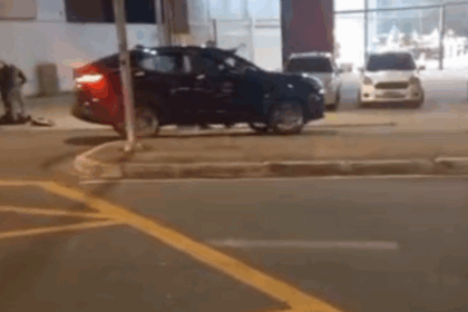 Motociclista fica ferido em acidente com carreta na avenida Senador Vergueiro