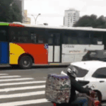 Alerta de trânsito: ônibus quebra próximo ao paço municipal