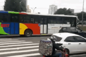 Alerta de trânsito: ônibus quebra próximo ao paço municipal