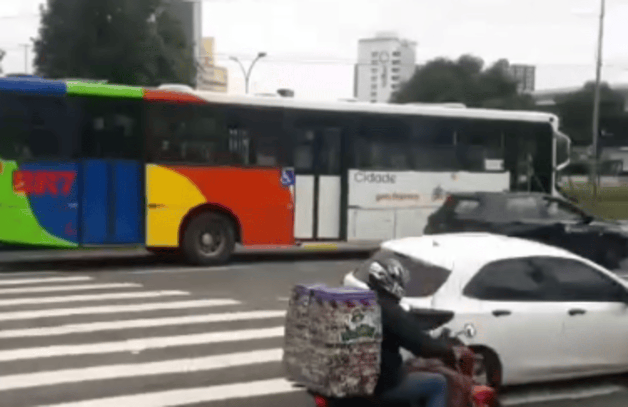 Alerta de trânsito: ônibus quebra próximo ao paço municipal