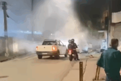 Moto pega fogo após acidente com carro na Vila São José, em São Bernardo