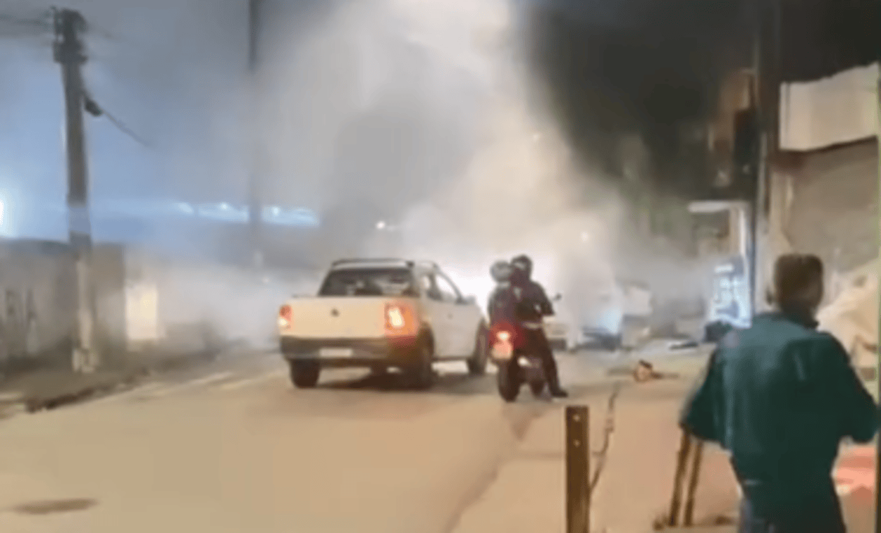 Moto pega fogo após acidente com carro na Vila São José, em São Bernardo