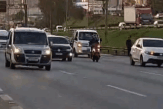 Acidente entre carro e moto no km 17 da Anchieta causa lentidão sentido litoral