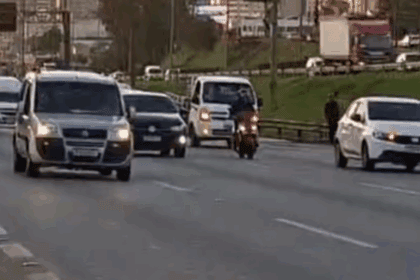 Acidente entre carro e moto no km 17 da Anchieta causa lentidão sentido litoral