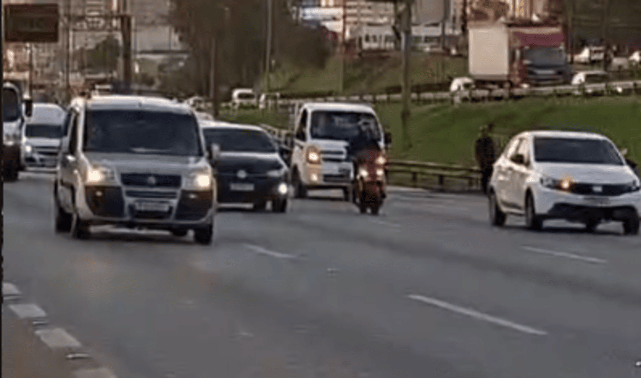 Acidente entre carro e moto no km 17 da Anchieta causa lentidão sentido litoral