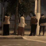 Grupo de oração é registrado em frente ao hospital de urgência durante a madrugada