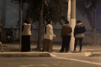 Grupo de oração é registrado em frente ao hospital de urgência durante a madrugada