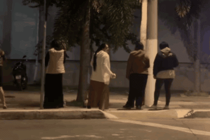 Grupo de oração é registrado em frente ao hospital de urgência durante a madrugada