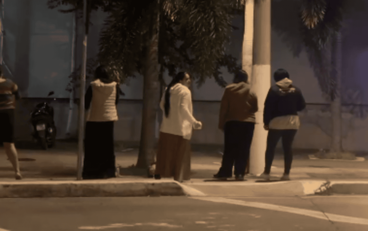 Grupo de oração é registrado em frente ao hospital de urgência durante a madrugada