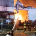 Incêndio destrói fábrica de velas em Mauá e mobiliza 16 viaturas dos Bombeiros