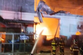Incêndio destrói fábrica de velas em Mauá e mobiliza 16 viaturas dos Bombeiros