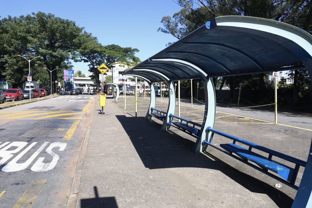 Via na Vila Príncipe de Gales está recebendo obras no pavimento, na sinalização, nas vagas de estacionamento e nas paradas de ônibus