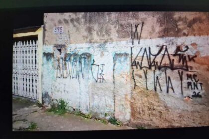 No loca da pichação, agentes, com apoio de outras viaturas, fizeram a abordagem de três indivíduos, que foram detidos e conduzidos à Delegacia