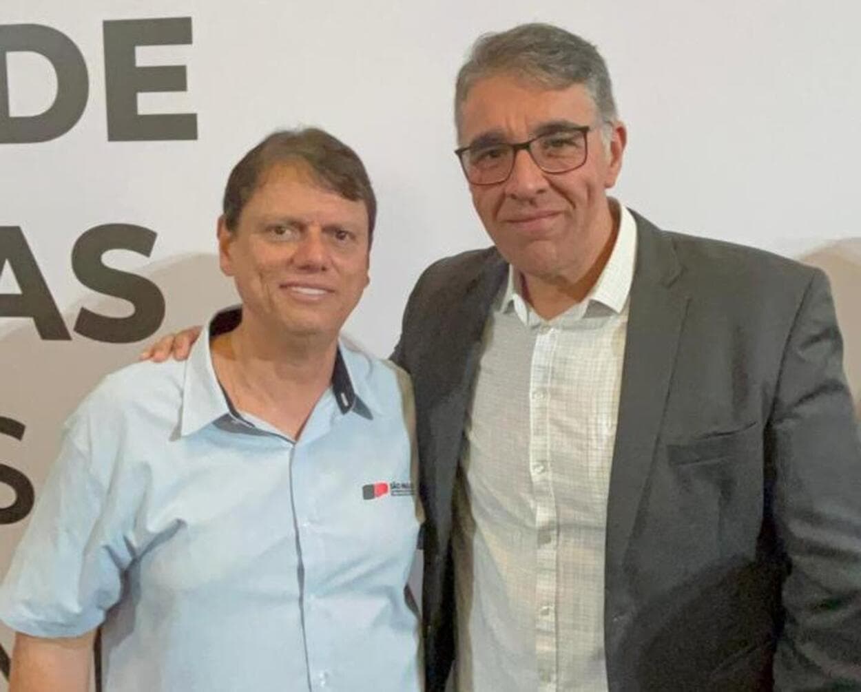 Governador Tarcísio de Freitas e o secretário de Finanças e Administração de Ribeirão Pires, Eduardo Pacheco, durante cerimônia nesta terça-feira (5) Foto: Divulgação (PMETRP)