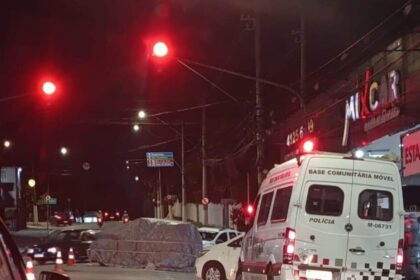Viatura da Polícia Militar e carro de passeio colidem na Avenida das Nações Unidas