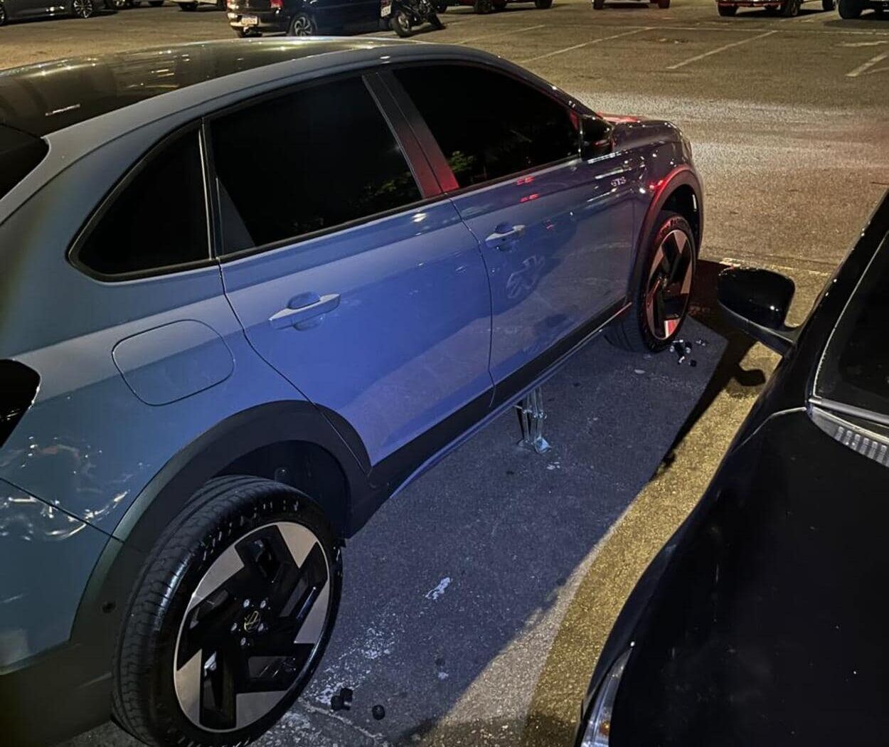 Suspeitos fugiram após aproximação da GCM e abandonaram veículo com ferramentas e rodas já retiradas no estacionamento do Ginásio Poliesportivo