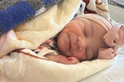 Após susto em via pública, mãe e bebê que nasceu em carro passam bem no Hospital de Urgência
