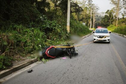 Motociclista de 47 anos morre após colidir contra poste em Ribeirão Pires