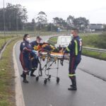 Carro sai da pista e cai em área de mata na alça de acesso à Rodovia dos Imigrantes