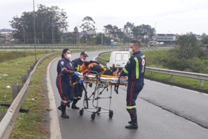 Carro sai da pista e cai em área de mata na alça de acesso à Rodovia dos Imigrantes