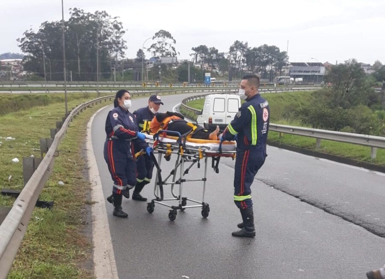 Carro sai da pista e cai em área de mata na alça de acesso à Rodovia dos Imigrantes