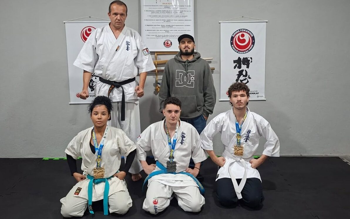 Atletas da equipe WKO Shinkyokushin Ribeirão Pires – Aris conquistaram duas medalhas de ouro e uma medalha de prata em uma das principais competições do calendário nacional da modalidade Foto: Divulgação (PMETRP)