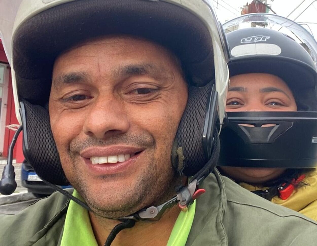 Empatia sobre duas rodas: motorista de aplicativo acolhe jovem cega após sucessivas rejeições em São Bernardo