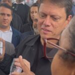 Tarcísio de Freitas vira ‘garoto-propaganda’ de comerciante de doces e impulsiona vendas na Prainha do Riacho Grande