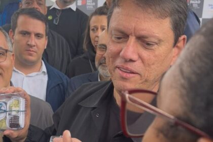 Tarcísio de Freitas vira ‘garoto-propaganda’ de comerciante de doces e impulsiona vendas na Prainha do Riacho Grande