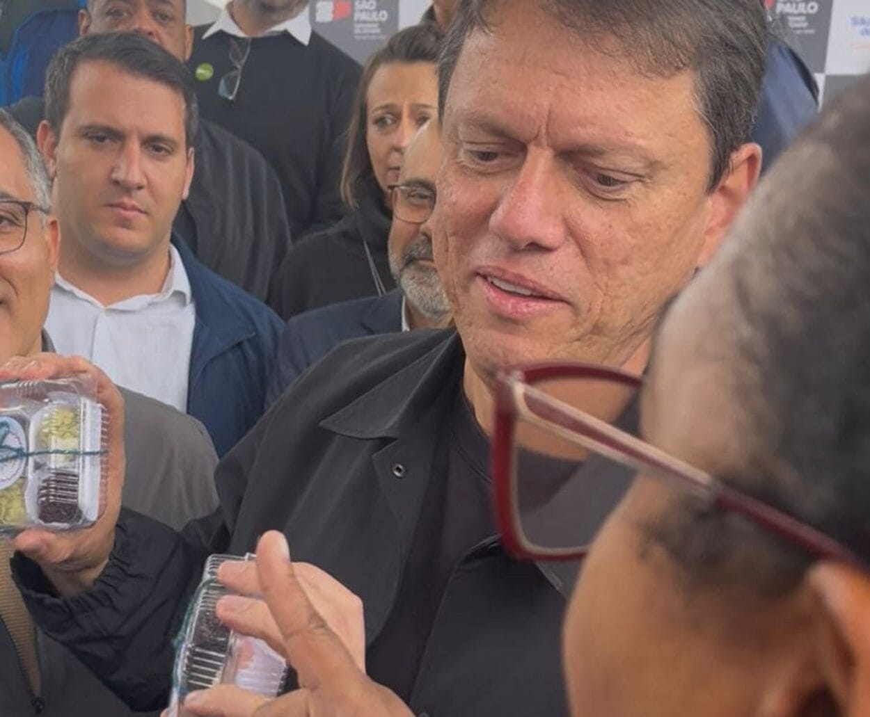 Tarcísio de Freitas vira ‘garoto-propaganda’ de comerciante de doces e impulsiona vendas na Prainha do Riacho Grande