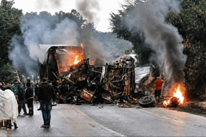 Ônibus que saiu de São Bernardo pega fogo após colisão frontal com carreta e deixa 8 mortos em MG