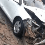 Carro bate contra árvore ao desviar de veículo na contramão em São Bernardo