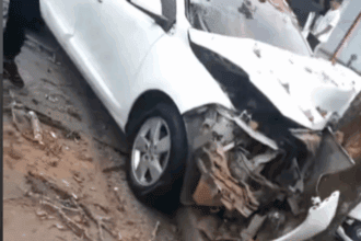 Carro bate contra árvore ao desviar de veículo na contramão em São Bernardo