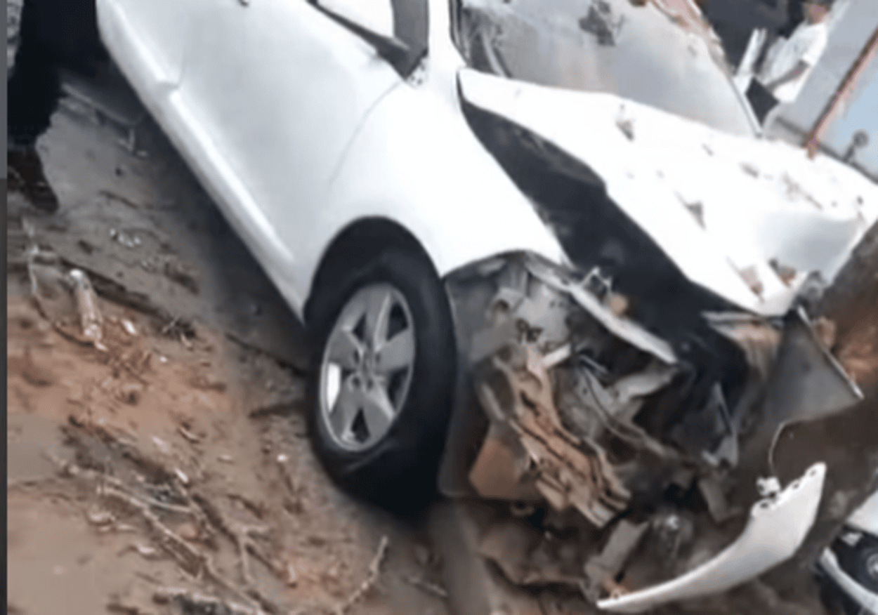 Carro bate contra árvore ao desviar de veículo na contramão em São Bernardo