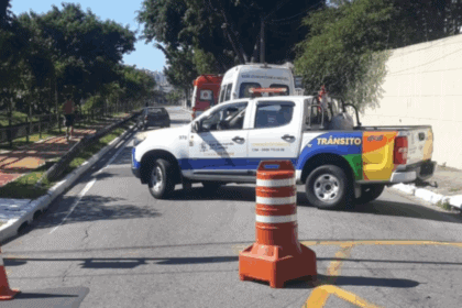 Acidente entre carro e moto mobiliza resgate em São Bernardo do Campo