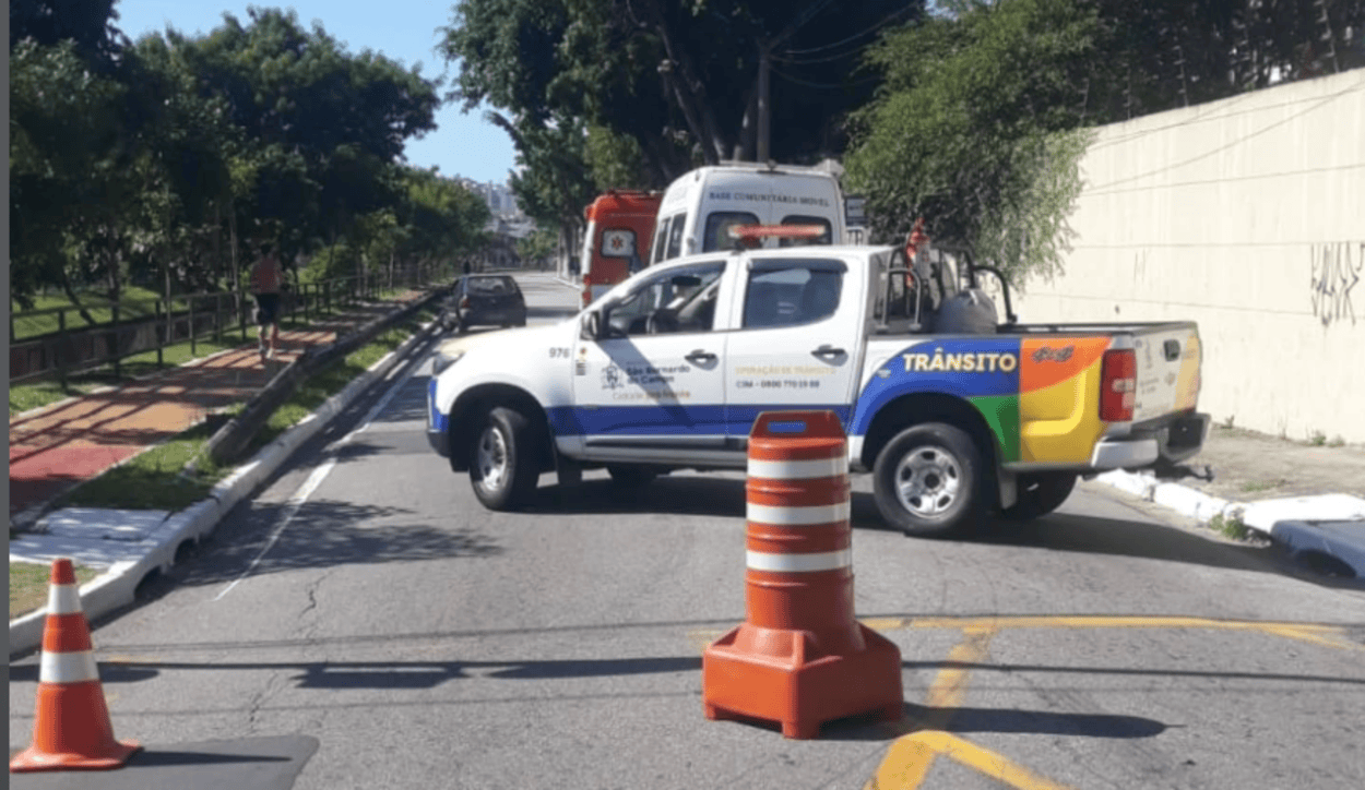 Acidente entre carro e moto mobiliza resgate em São Bernardo do Campo