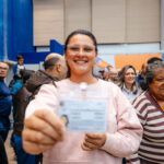 São Bernardo entrega carteirinhas de licenciamento e regulariza 50 ambulantes no município